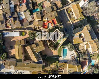 Vista aerea di Peratallada, piccola città medievale fortificata storica e artistica in Catalogna, Spagna, vicino alla Costa Brava. Edifici in pietra con solchi in pietra Foto Stock