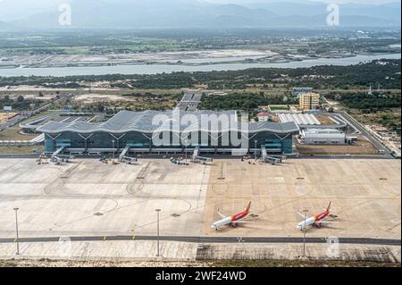 Nha Trang, Vietnam, 24 gennaio 2024: Veduta aerea dell'aeroporto di Cam Ranh. Principale sito turistico dell'Aeroporto Internazionale di Khanh Hoa. Foto Stock