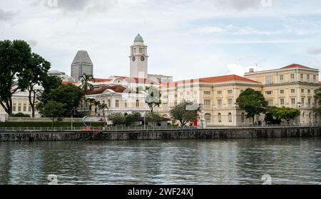 Singapore, 24 gennaio 2024: Vista da Clark Quay all'Old Parliament House, al Museo delle civiltà Asiatiche e al fiume Singapore Foto Stock