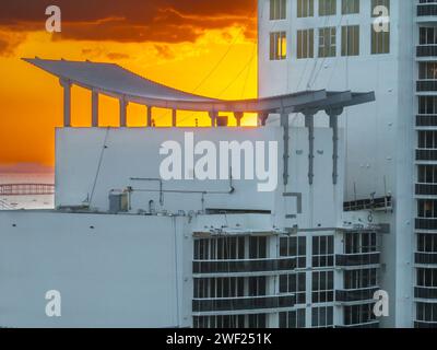 Vista aerea ravvicinata del parasole a pergola in metallo sul tetto con il suggestivo cielo del tramonto a Miami Foto Stock
