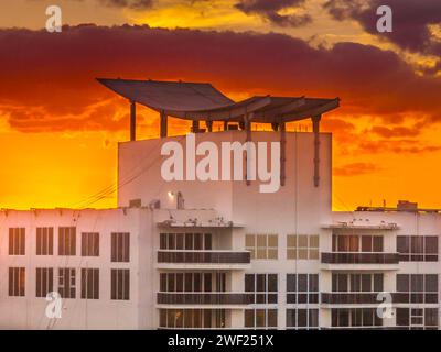 Vista aerea ravvicinata del parasole a pergola in metallo sul tetto con il suggestivo cielo del tramonto a Miami Foto Stock