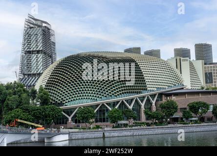 Singapore, 24 gennaio 2024: L'Esplanade Concert Hall si erge come una moderna meraviglia architettonica a Marina Bay, Singapore. Annidato in questa zona affacciata sul mare, Foto Stock