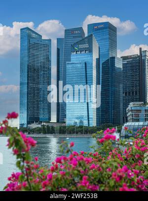 Singapore, Singapore, 24 gennaio 2024: Lo splendido skyline di architettura moderna domina il quartiere degli affari di Singapore, la vivace area del centro è testam Foto Stock