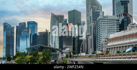 Singapore, Singapore, 24 gennaio 2024: Lo splendido skyline di architettura moderna domina il quartiere degli affari di Singapore, la vivace area del centro è testam Foto Stock