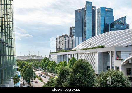 Singapore, 24 gennaio 2024: Da Marina Bay Sands, questa prospettiva rivela il vivace paesaggio urbano del centro. la strada si allunga in lontananza, incarnando dinami Foto Stock