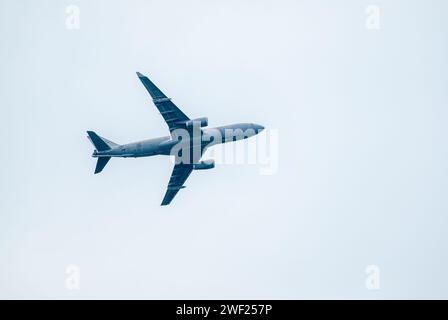 Singapore, 24 gennaio 2024: Vista ravvicinata del velivolo cisterna militare Boeing KC-767 della Singapore Air Force che vola in cielo. grande aereo da rifornimento in ingresso Foto Stock