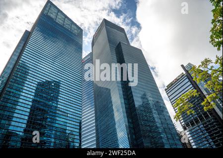 Singapore, Singapore, 24 gennaio 2024: Lo splendido skyline di architettura moderna domina il quartiere degli affari di Singapore, la vivace area del centro è testam Foto Stock