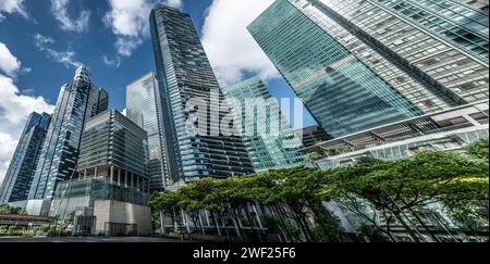 Singapore, Singapore, 24 gennaio 2024: Lo splendido skyline di architettura moderna domina il quartiere degli affari di Singapore, la vivace area del centro è testam Foto Stock