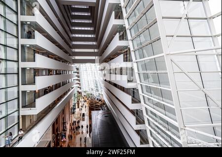 Singapore, 24 gennaio 2024: Lobby del Marina Bay Sands interni lussuosi con grandiosi elementi di design. ampia e moderna mobilia Foto Stock