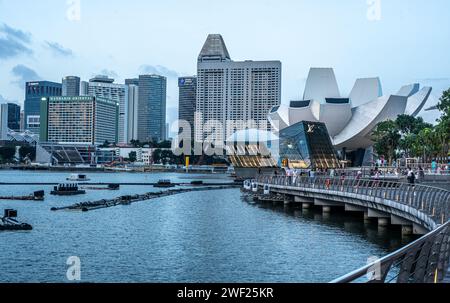 Singapore, 24 gennaio 2024: Dal Jubilee Bridge, la vista panoramica mostra la bellezza di Marina Bay, il Museo ArtScience e i torreggianti hotel. modalità architettonica Foto Stock