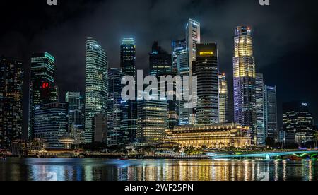 Singapore, 24 gennaio 2024: Il quartiere Marina Bay di Singapore illumina la notte, bagliore di grattacieli. luci vivaci trasformano il paesaggio urbano in mesmerizin Foto Stock