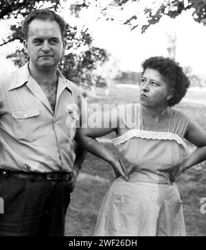 Il marito riceve un bagliore dalla moglie, CA. 1950. Foto Stock