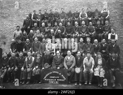 I lavoratori dello stabilimento statunitense di Waukegan, Illinois, si siedono per una foto di gruppo nel 1929. Foto Stock