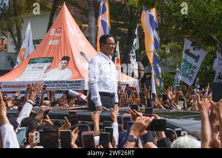 Aceh, Indonesia - gennaio 2024: Il candidato presidenziale Anies Baswedan (e moglie) salutano i suoi sostenitori durante la sua campagna elettorale a banda Aceh. Foto Stock