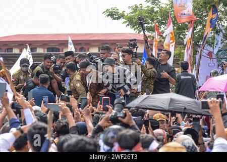 Aceh, Indonesia - gennaio 2024: Il candidato presidenziale Anies Baswedan (e moglie) salutano i suoi sostenitori durante la sua campagna elettorale a banda Aceh. Foto Stock