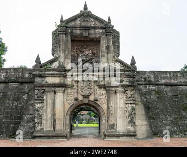 La porta principale di Fort Santiago a Intramuros, Manila, Filippine, con il rilievo di Santiago, Saint James in inglese, sopra l'ingresso. Foto Stock