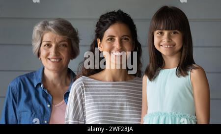 Famiglia intergenerazionale di 3 femmine di età diversa in posa per un ritratto Foto Stock