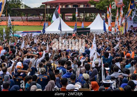 Aceh, Indonesia - gennaio 2024: Il candidato presidenziale Anies Baswedan (e moglie) salutano i suoi sostenitori durante la sua campagna elettorale a banda Aceh. Foto Stock