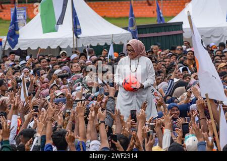 Aceh, Indonesia - gennaio 2024: Il candidato presidenziale Anies Baswedan (e moglie) salutano i suoi sostenitori durante la sua campagna elettorale a banda Aceh. Foto Stock