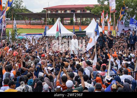 Aceh, Indonesia - gennaio 2024: Il candidato presidenziale Anies Baswedan (e moglie) salutano i suoi sostenitori durante la sua campagna elettorale a banda Aceh. Foto Stock