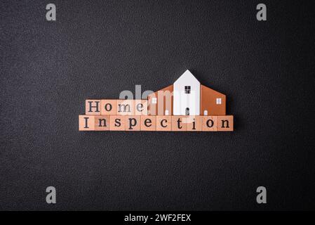 L'iscrizione Home Inspection è fatta di cubi di legno su sfondo semplice. Può essere utilizzato per il tuo progetto Foto Stock