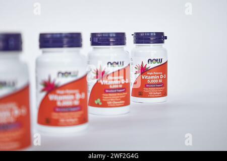 Row of Jars of Vitamin D 3, High potency, NOW Foods Company, negozio online iHerb. Integratori alimentari sani per la salute immunitaria delle ossa. Sfondo grigio, sel Foto Stock