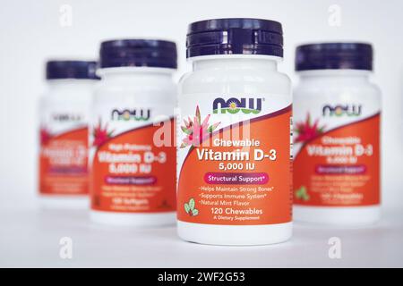 NOW Foods Company, negozio online iHerb. Vasetti in plastica di vitamina D-3 masticabile. Integratori alimentari sani per la salute immunitaria delle ossa. Sfondo grigio, close-u Foto Stock