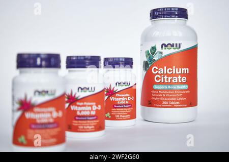 Row of Jars of Vitamin D 3 and Calcium Citrate, NOW Foods Company, dal negozio online iHerb. Set di integratori alimentari sani. Sfondo grigio, selectiv Foto Stock