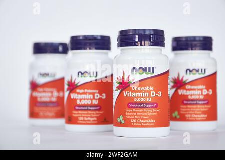 NOW Foods Company, negozio online iHerb. Quattro vasetti di vitamina D masticabile 3. Integratori alimentari sani per la salute immunitaria delle ossa. Sfondo grigio, primo piano di messa a fuoco selettiva. Bishkek, Kirghizistan - 8 dicembre 2023 Foto Stock