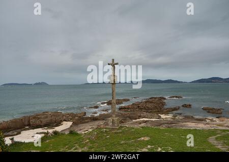 VIGO, SPAGNA; 23 febbraio 2021: La Playa de la Fontaina tiene un cruceiro gallego viendo a las Islas Cies Foto Stock
