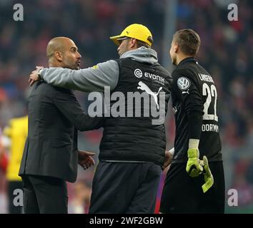 Josep Pep Guardiola , allenatore FC Bayern München gratuliert dem Sieger Jürgen Klopp , allenatore allenatore capo allenatore Borussia Dortmund Fußball DFB Pokal Halbfinale : FC Bayern München - Borussia Dortmund © diebilderwelt / Alamy Stock Foto Stock