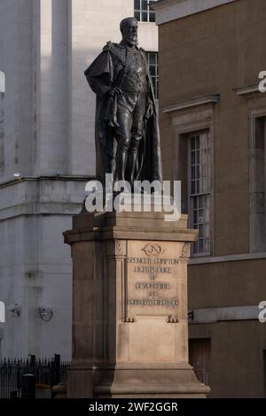 LONDRA, Regno Unito - 27 GENNAIO 2024: Statua dello statista britannico Spencer Compton Cavendish, VIII duca di Devonshire su Whitehall con iscrizione Foto Stock