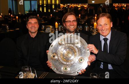 Manager Michael Zorc , Trainer JŸrgen Juergen Klopp Borussia Dortmund und Hans Joachim Watzke mit Meisterschale Fussball Saison 2011 / 12 1 Bundesliga Borussia Dortmund feiert die Meisterschaft Deutscher Fussball Meister 2011 / 2012 Borussia Dortmund campione tedesco © diebilderwelt / Alamy Stock Foto Stock