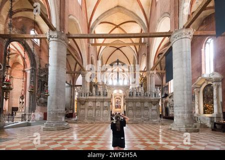 Setto in marmo del coro gotico dei Frati lignei di Marco e Francesco Cozzi del XV secolo nella Basilica gotica di Santa Maria Gloriosa dei Frari (fra Foto Stock