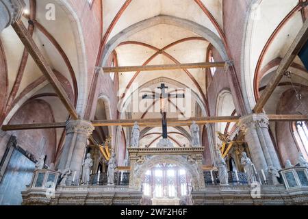 Setto in marmo del coro gotico dei Frati lignei di Marco e Francesco Cozzi del XV secolo nella Basilica gotica di Santa Maria Gloriosa dei Frari (fra Foto Stock
