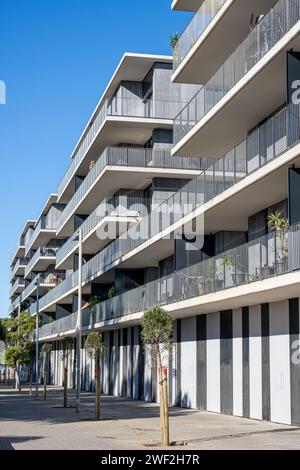 Moderni edifici di appartamenti grigi visti a Badalona, Spagna Foto Stock