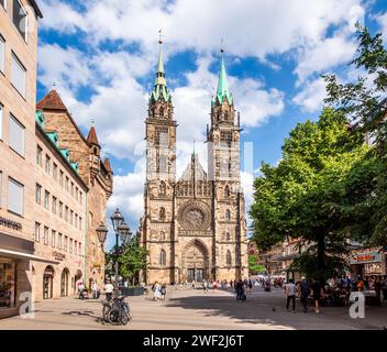 Facciata ovest di St Chiesa di Lorenz (Lorenzkirche) a Norimberga, Germania, dominata dalle due torri con un rosone di 9 metri. Foto Stock