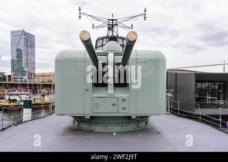 Torretta di cannoni sulla mostra HMAS Vampire Ship presso l'Australian National Maritime Museum, Darling Harbour, Sydney, Australia Foto Stock