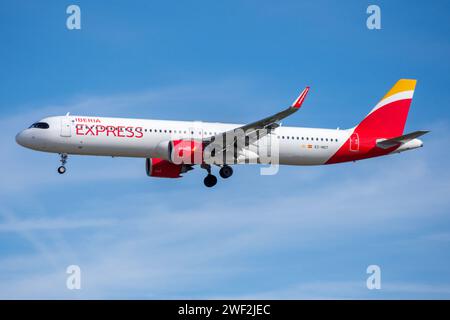 Airbus A321 neo aereo di linea della compagnia aerea Iberia Express atterraggio Foto Stock