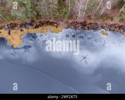 Vista del lago ghiacciato dall'alto. Crateri strutturali, ghiaccio d'acqua. Foto Stock