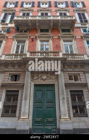 Palazzo Bendinelli Sauli, lo stemma sopra la porta sono i simboli delle città di Genova e Torino, via San Lorenzo, 42, Genova, Italia Foto Stock