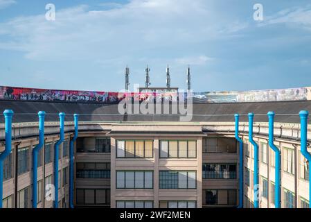 Lingotto, Torino, Italia, - 10 agosto 2023. Pista di prova per auto FIAT, cortile interno. All'aperto con cielo e nuvole. Struttura industriale degli anni '60 Foto Stock