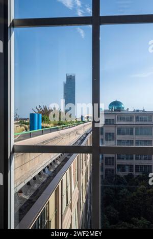 Lingotto, Torino, Italia, - 10 agosto 2023. Pista di prova per auto FIAT. All'aperto con cielo e nuvole. Grattacielo del Piemonte sullo sfondo. Foto Stock