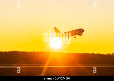 Aeromobili che decollano all’alba all’aeroporto di Francoforte, aeroporto di Fraport, D-AIBG, LUFTHANSA, AIRBUS A319-100, Francoforte sul meno, Assia, Germania Foto Stock