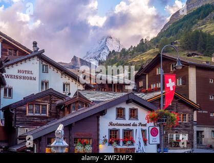Zermatt, Svizzera - 23 settembre 2023: Il villaggio di montagna di Zermatt, con una maestosa vista sul Cervino, è uno dei più famosi alpinisti Foto Stock