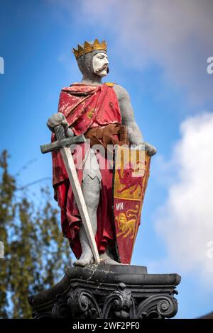 Regno Unito, Galles, Gwynedd, Conwy (Conway), centro città, Lancaster Square, statua del principe Llewellyn ap Grufydd Foto Stock