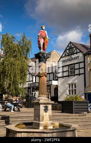 Regno Unito, Galles, Gwynedd, Conwy (Conway), centro città, Lancaster Square e la statua del principe Llewellyn ap Grufydd Foto Stock