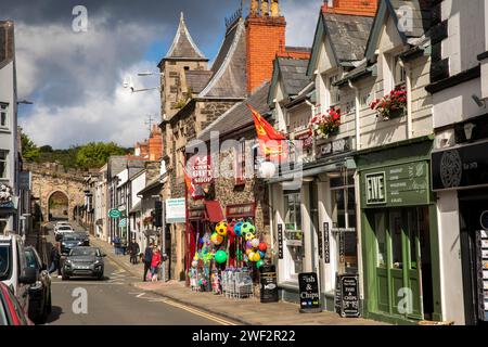 Regno Unito, Galles, Gwynedd, Conwy (Conway), centro città, negozi di Castle Street Foto Stock