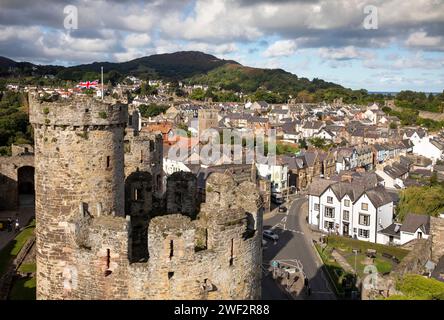 Regno Unito, Galles, Gwynedd, Conwy (Conway), vista sopraelevata del centro città dalle mura del castello Foto Stock