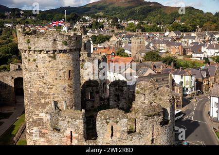 Regno Unito, Galles, Gwynedd, Conwy (Conway), vista sopraelevata del centro città dalle mura del castello Foto Stock